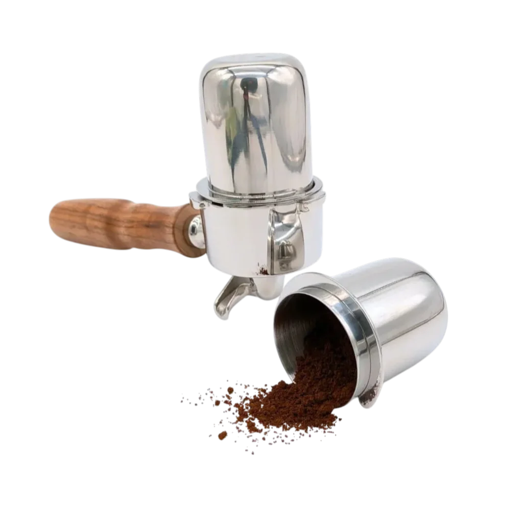 KM Messbecher 58mm auf Siebträger und mit Kaffee befüllt