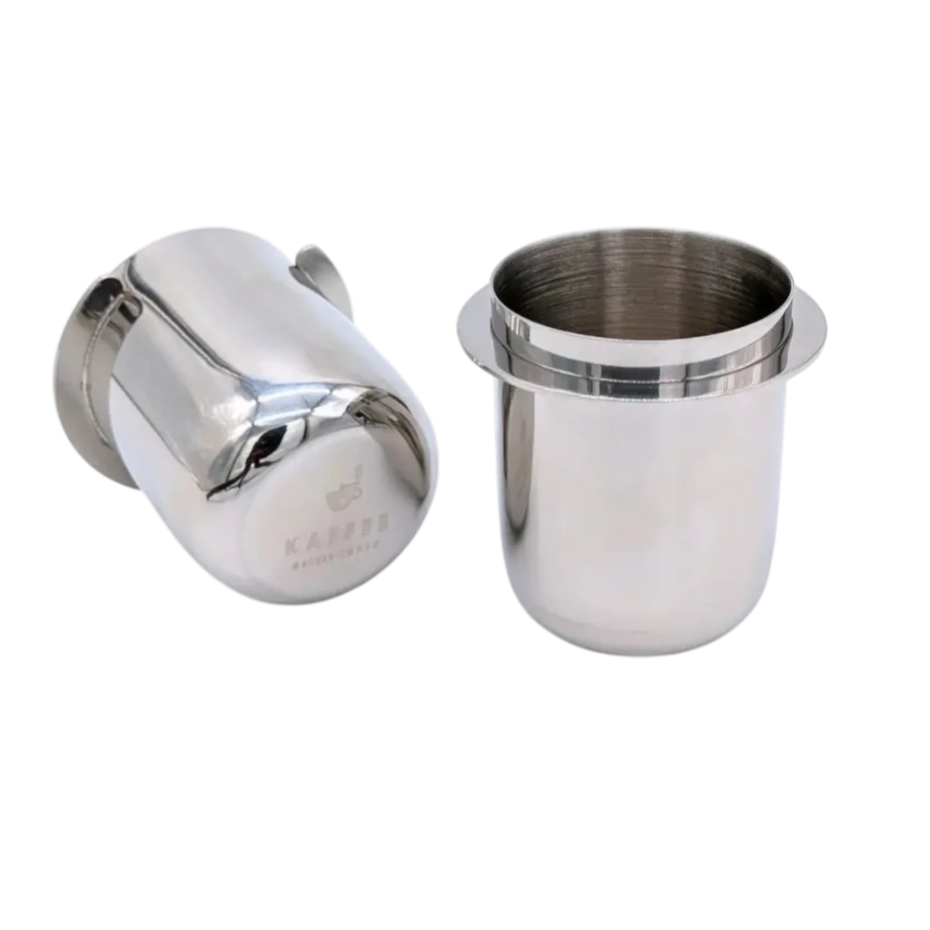 Zwei KM Messbecher 58mm, Frontansicht + ein Becher zeigt die Unterseite mit Kaffeemacher:innen Logo