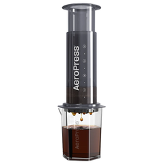 AeroPress XL Brühvorgang – Kaffee wird in Tritan-Karaffe extrahiert, 550ml Kapazität für 2-4 Tassen