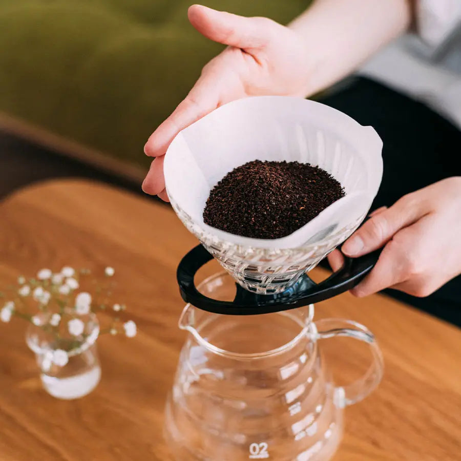 Aktionsbild von Hario V60 mit Kaffee 