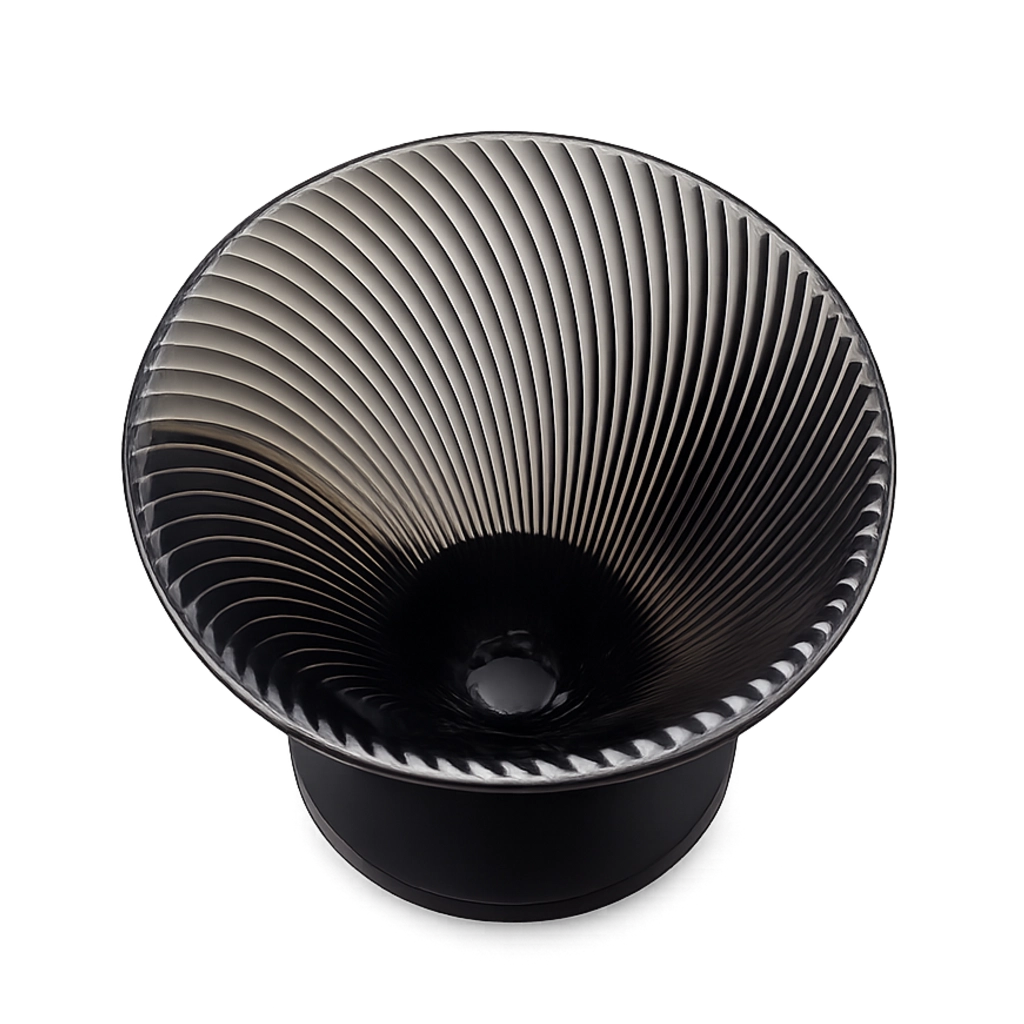 Eine Draufsicht von oben auf den Hario V60 Dripper Neo. Der dunkelgraue, durchscheinende Trichter zeigt die charakteristische, enge Spirale der 72 Rippen, die zum zentralen Abflussloch hinunterführen, was ein optisches Vortex-Muster erzeugt.