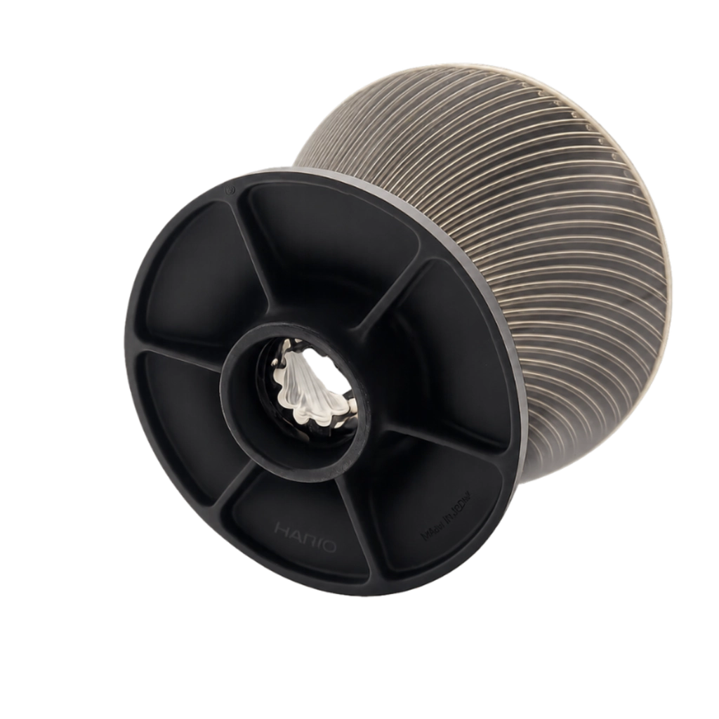 Detailaufnahme der Unterseite und Schrägansicht eines Hario V60 Neo Dripper, isoliert auf weißem Hintergrund. Eine schwarze, ringförmige Basis mit Speichenrippen hält einen transparenten, dunkel-geriffelten Kegelaufsatz. Durch das zentrale Loch ist ein spezifischer, geriffelter Inneneinsatz und die Struktur des Kegels sichtbar. Die Basis zeigt schwach geprägte Schriftzüge.